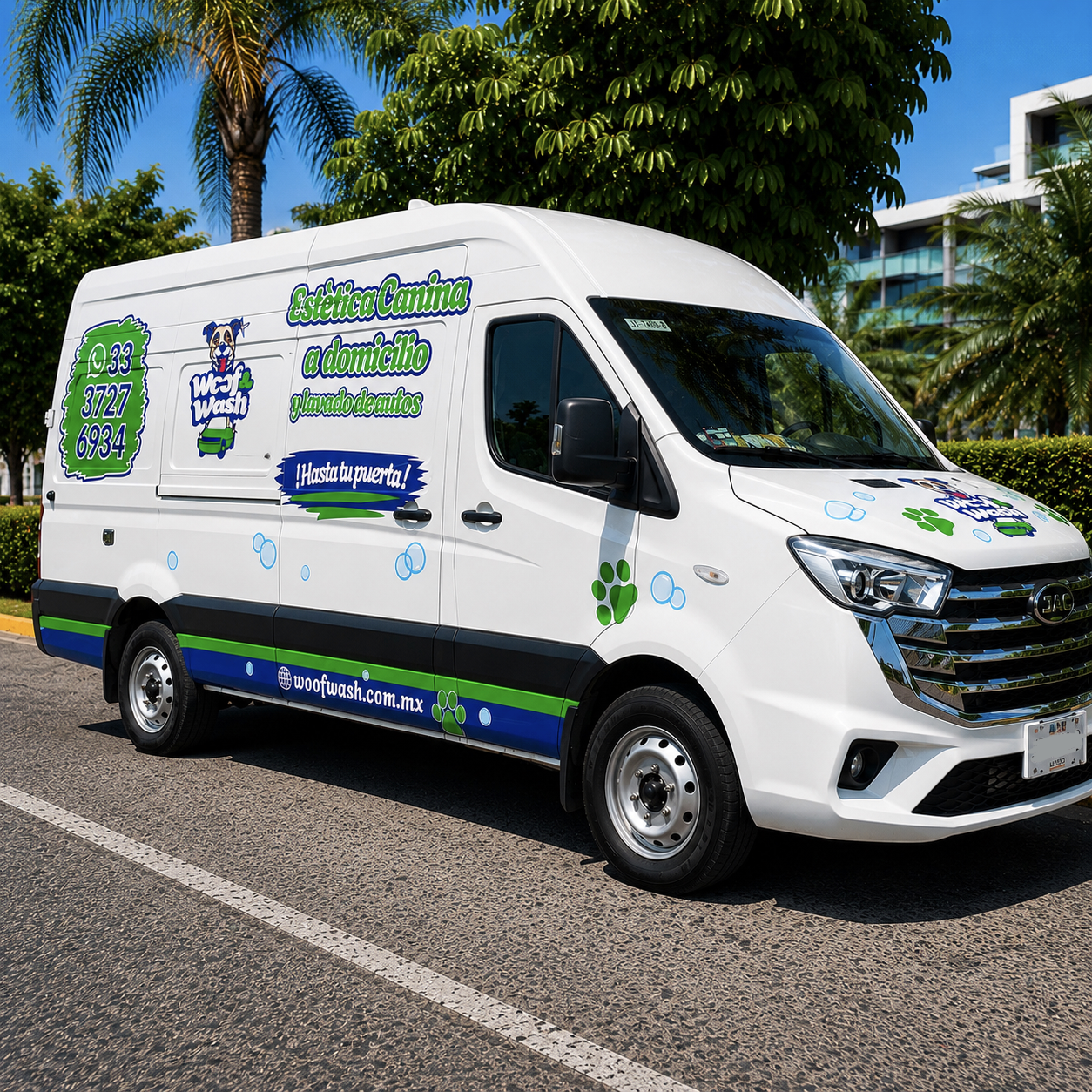 Unidad móvil de Woof & Wash vista desde un costado