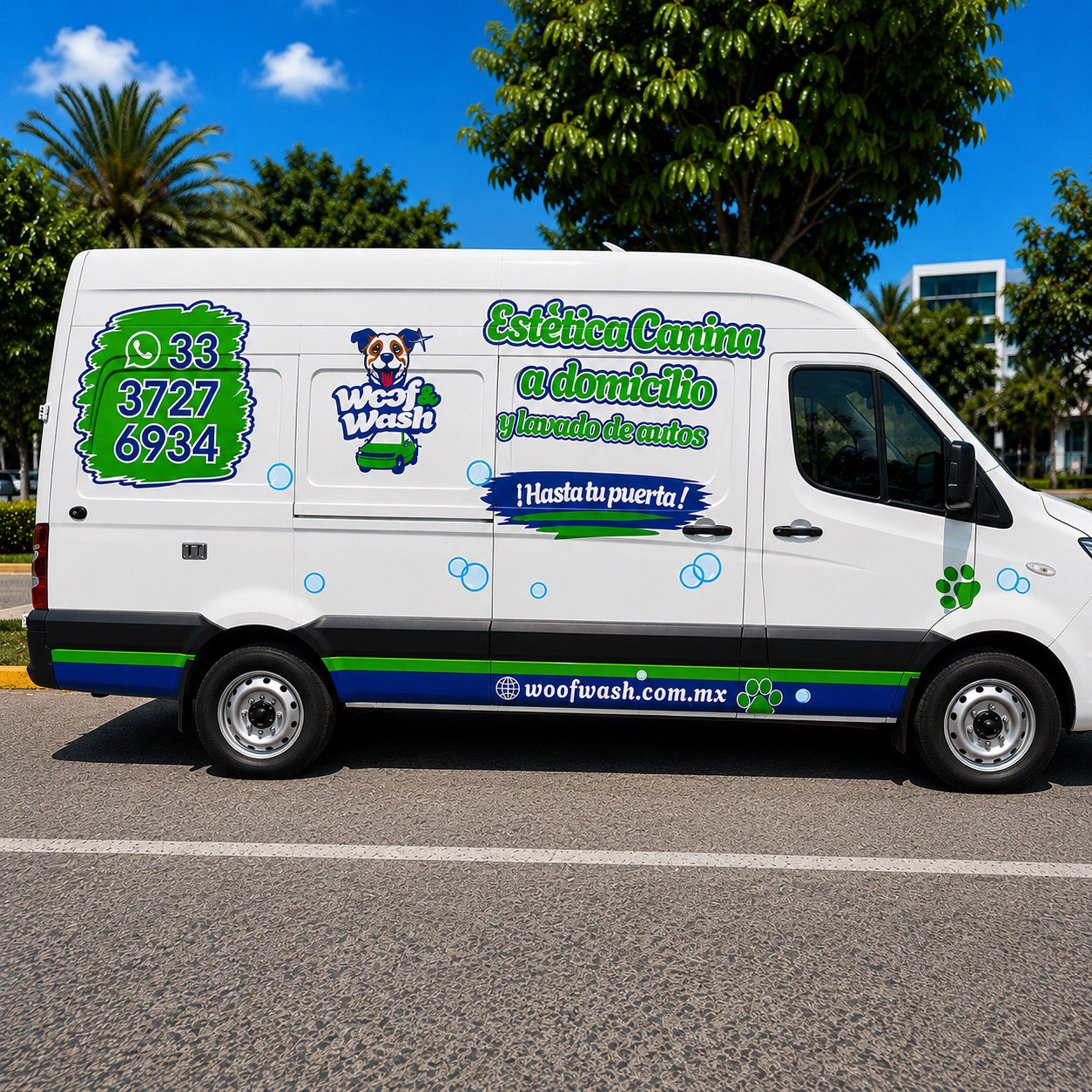 Vista lateral completa de la unidad móvil de Woof & Wash