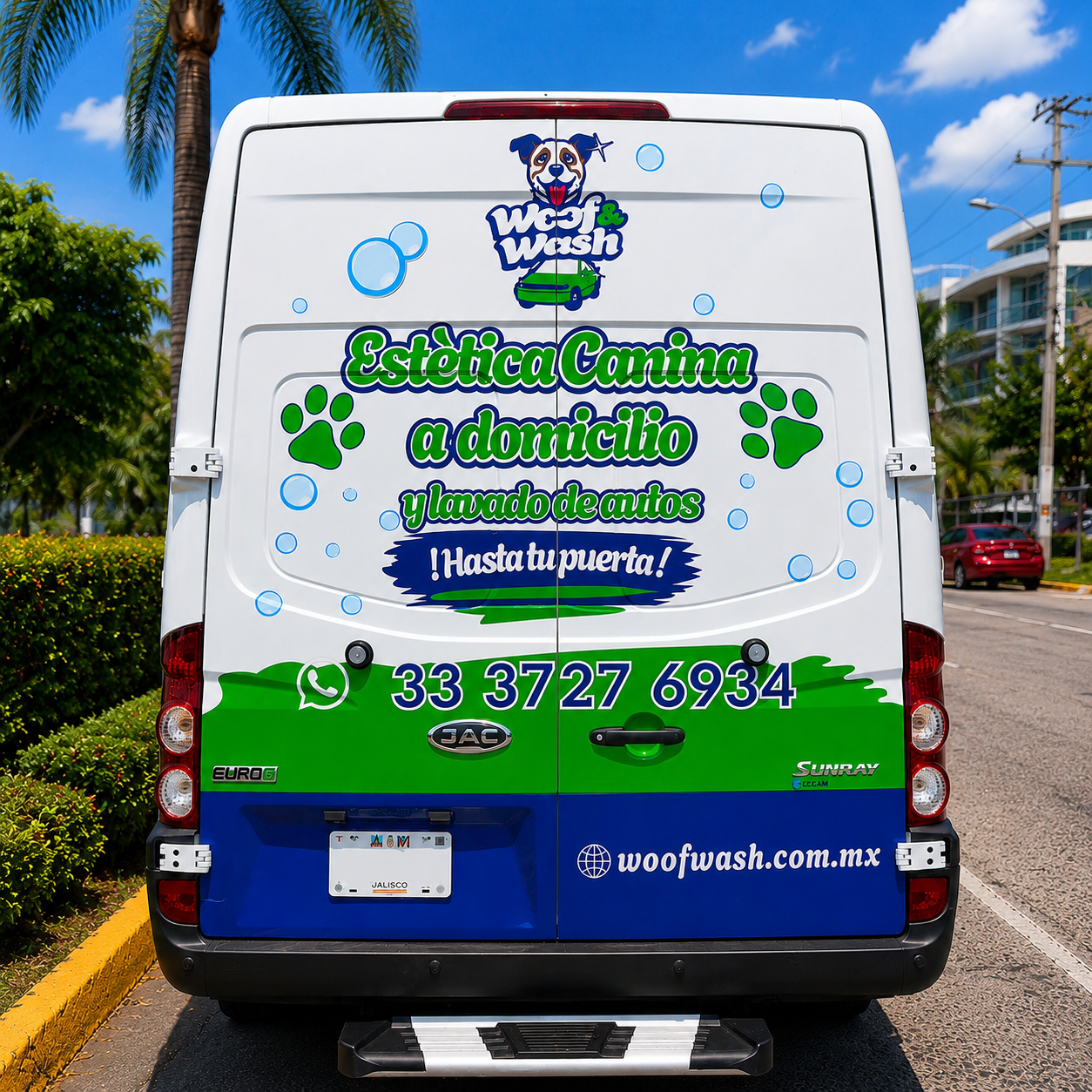 Parte trasera de la unidad móvil de Woof & Wash
