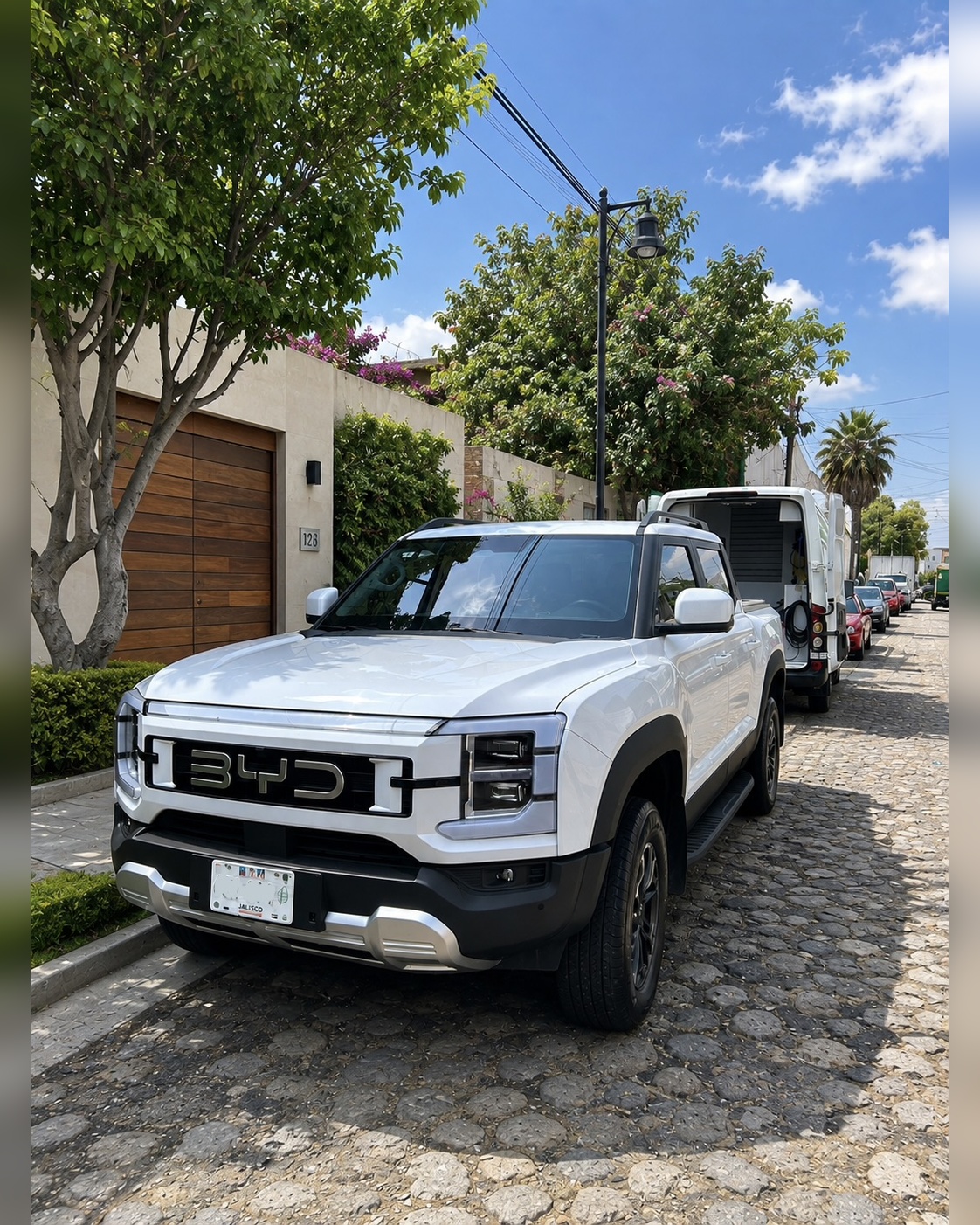 BYD blanca atendida con lavado de autos Woof & Wash